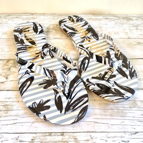 ✨4/$25✨NWOT Flip Flops Blue With Flower Design Sz 8 - Picture 1 of 6